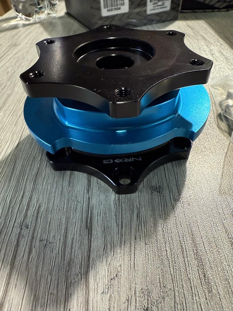 SFI 42.1/6- BOLT STEERING WHEEL QUICK RELEASE ADAPTER, BLACK QUICK RELEASE/LIGHT BLUE RING