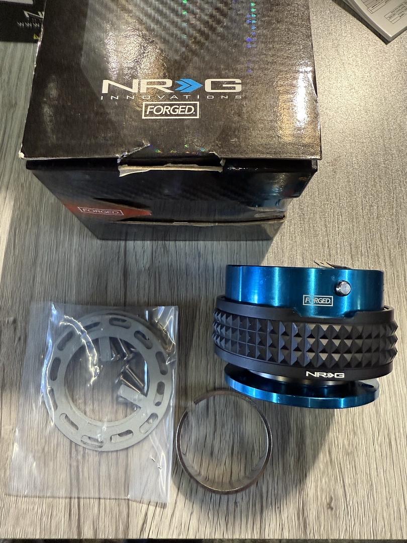 NRG INNOVATIONS GEN 2.1 STEERING WHEEL QUICK RELEASE ADAPTER, 6-HOLE & 6X70 AND 6X74MM BOLT PATTERNS BLUE BODY/BLACK PYRAMID RING/GLOW RING
