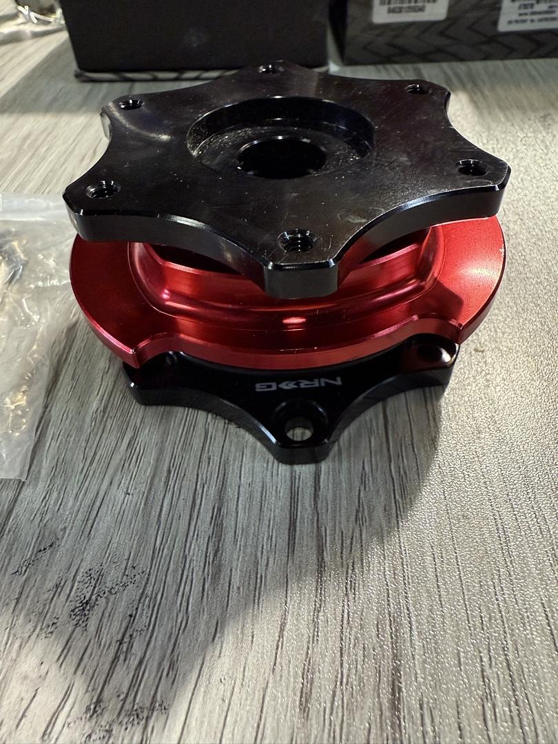 SFI 42.1/6- BOLT STEERING WHEEL QUICK RELEASE ADAPTER, BLACK QUICK RELEASE/RED RING