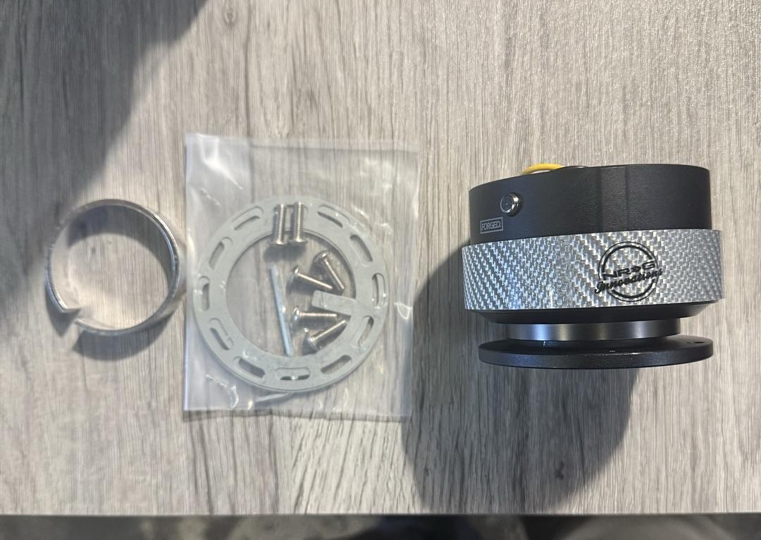 ALUMINUM STEERING WHEEL QUICK RELEASE BLACK/CARBON FIBER RING