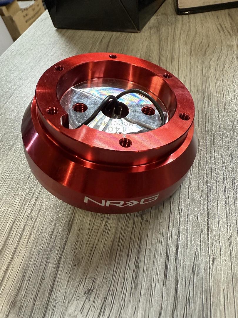 RACING STYLE STEERING WHEEL QUICK RELEASE SHORT HUB ADAPTER, 6 X 70MM BOLT PATTERN, RED BODY