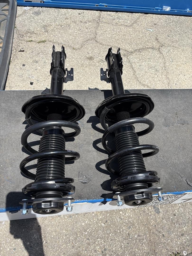 04-07 TOYOTA HIGHLANDER STEEL FRONT LEFT AND RIGHT STRUTS W/ COIL SPRING ASSEMBLY