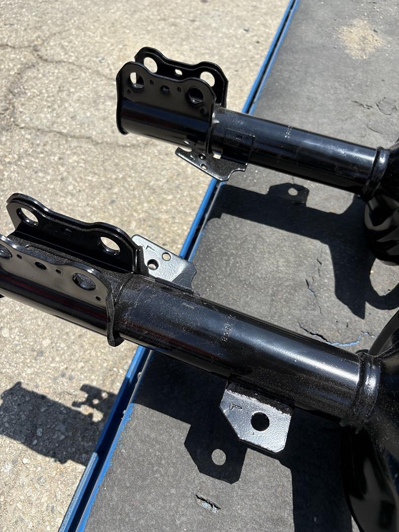 04-07 TOYOTA HIGHLANDER STEEL FRONT LEFT AND RIGHT STRUTS W/ COIL SPRING ASSEMBLY