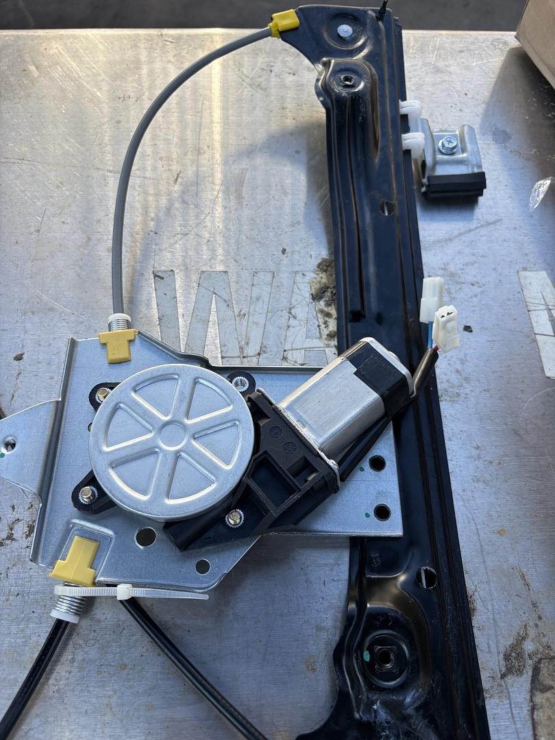 12-15 CHEVY CRUZE POWER WINDOW REGULATOR W/MOTOR - FRONT RIGHT PASSENGER SIDE