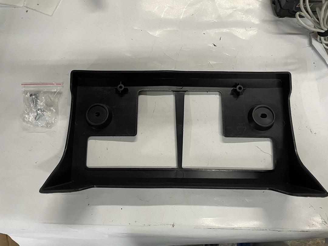 12-16 NISSAN NV1500/ NV2500 / NV3500 FRONT LICENSE PLATE MOUNTING BRACKET