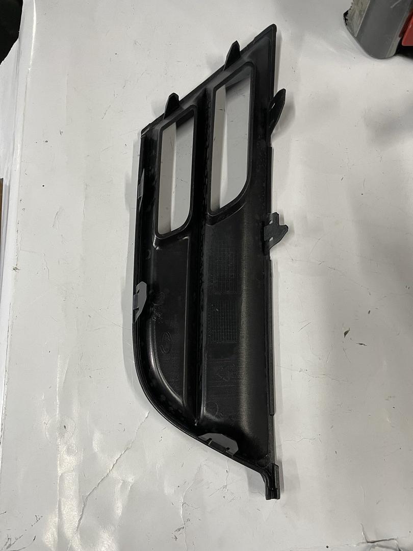 15–17 CHRYSLER 200 W/O ADAPTIVE CRUISE FRONT PASSENGER SIDE FOG LIGHT BEZEL