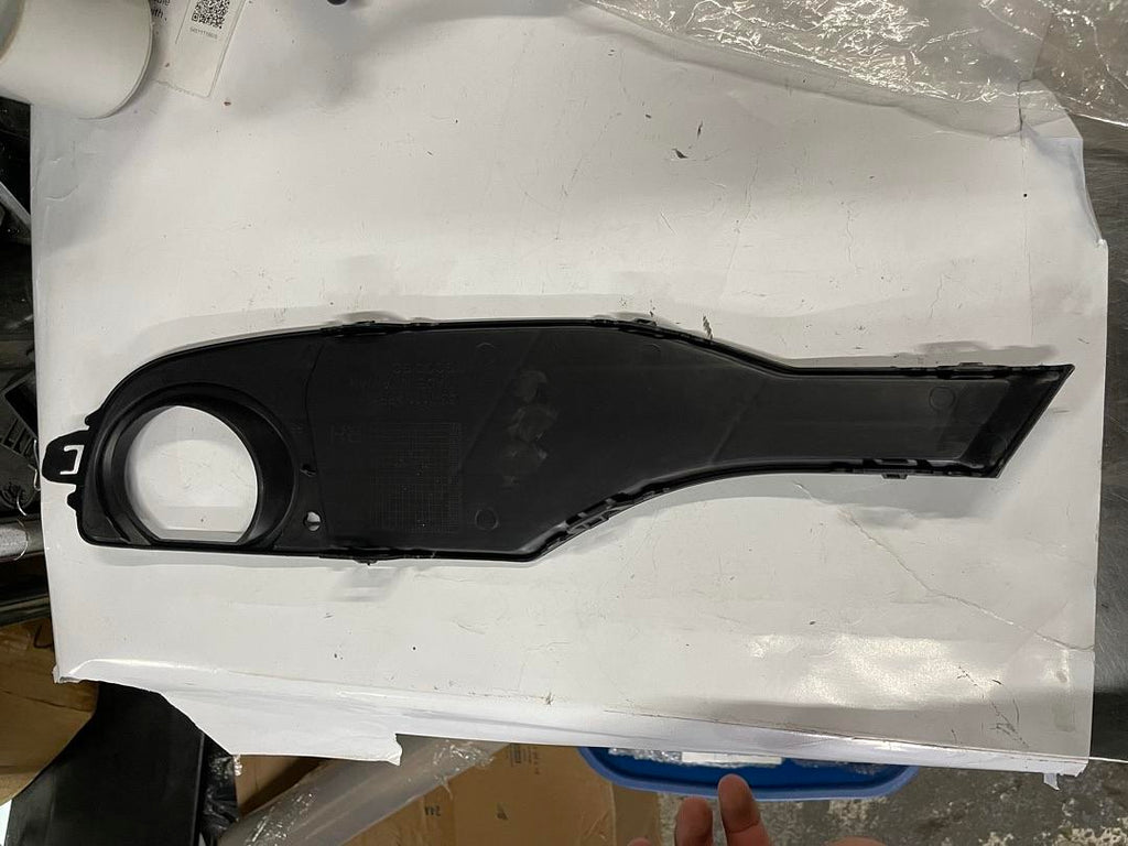 BMW 320I 13-15/ 328I 335I 12-15 FRONT PASSENGER FOGLIGHT BEZEL