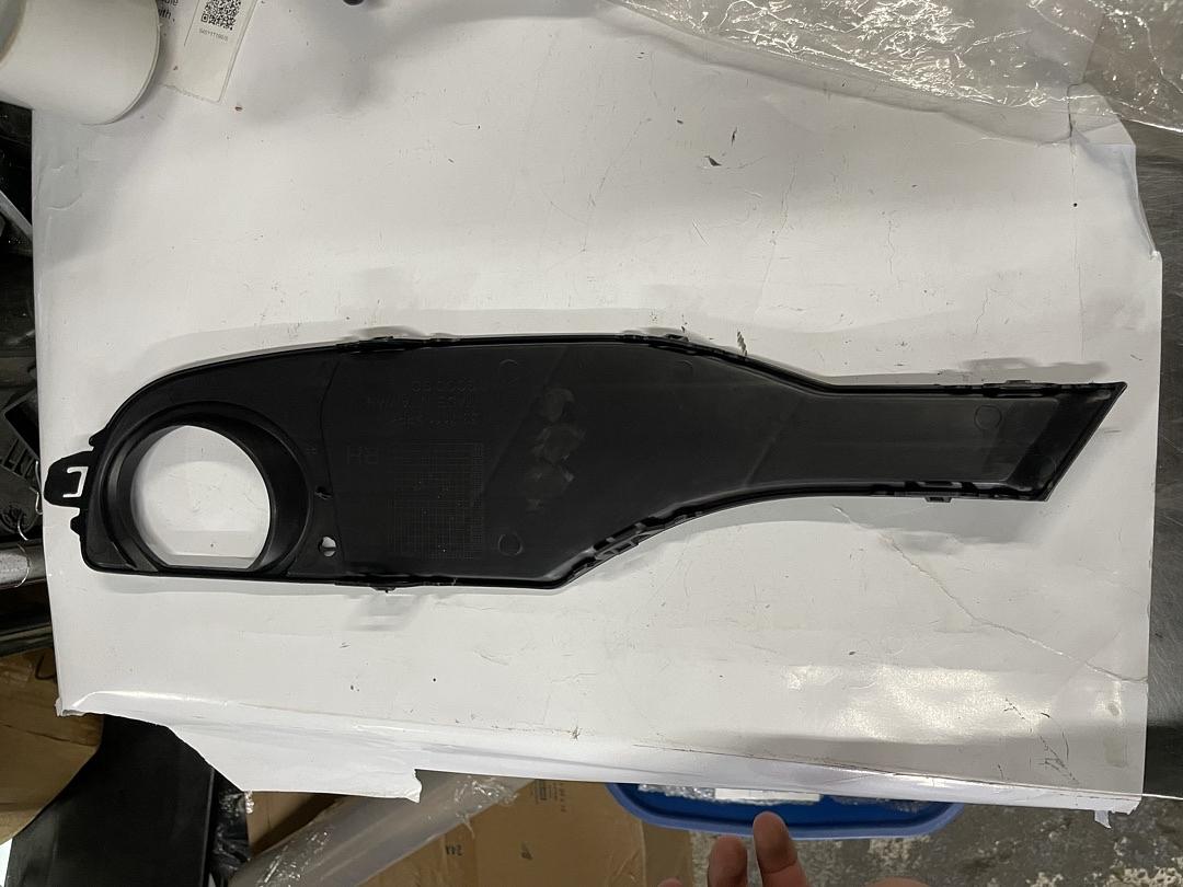 BMW 320I 13-15/ 328I 335I 12-15 FRONT PASSENGER FOGLIGHT BEZEL