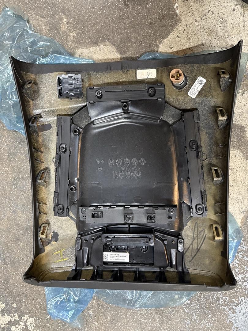 84373585 | 15-20 Cadillac Escalade rear center console trim panel for