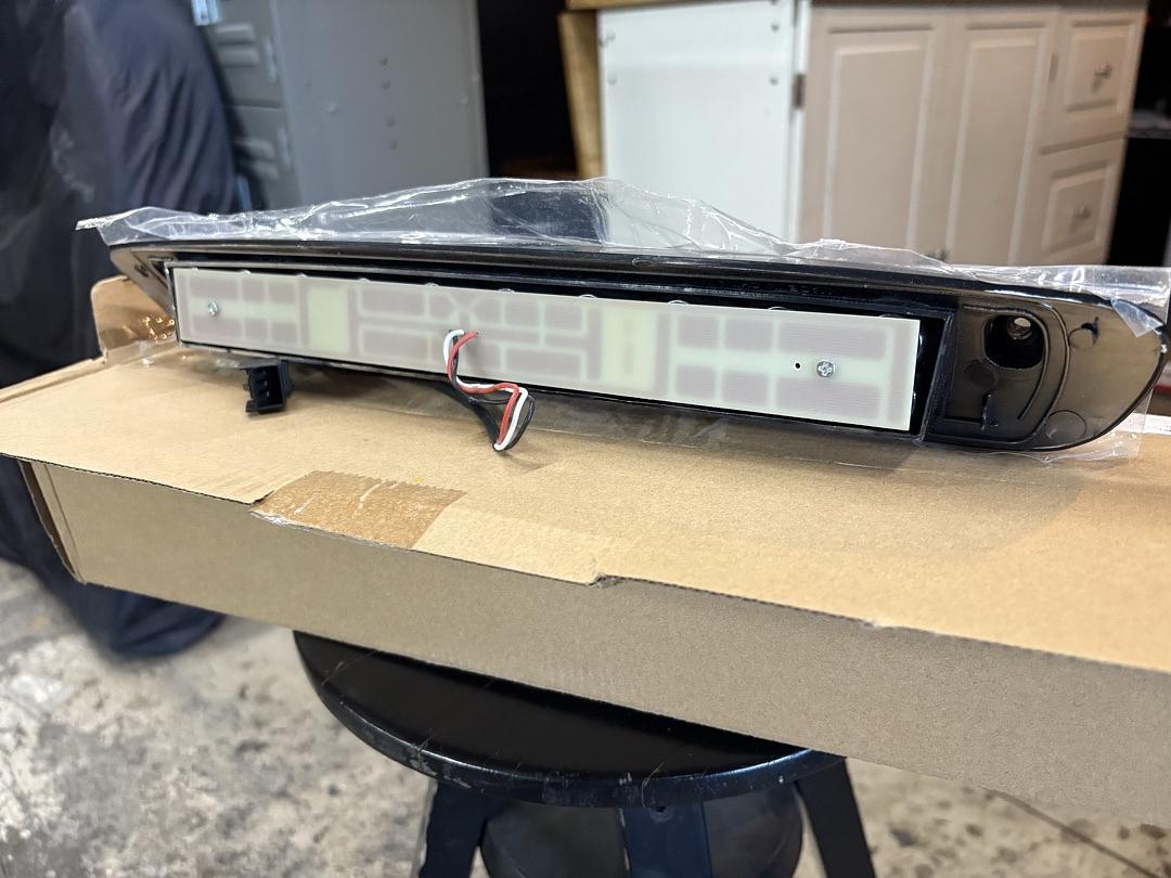 07-13 CHEVY SILVERADO GMC SIERRA 3RD BREAK LIGHT