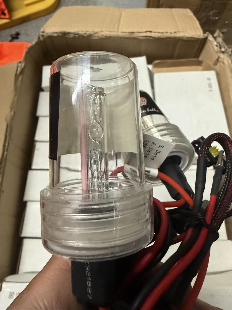 CASE OF 40PAIRS OF 880 10000 AC HID BULBS ONLY