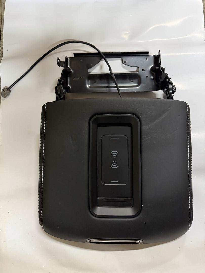 15-20 Chevy Suburban / GMC Yukon XL Center Console Lid W/Wireless Charge
