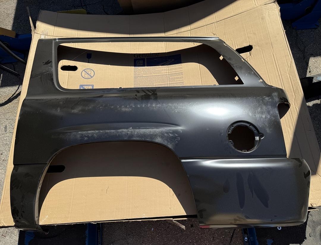 GM OEM 00-06 Suburban 1500 / GMC yukon Quarter Panel Components-Quarter Panel