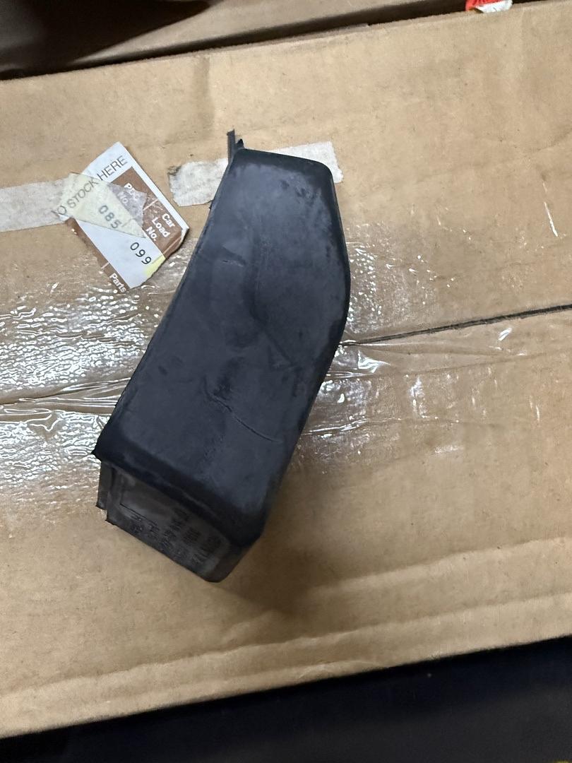 88970771 | front of upper fender bracket