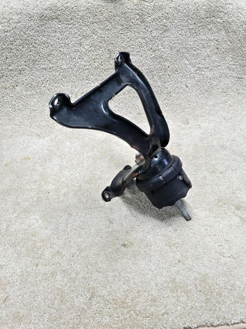 25759455 | 2000 Cadillac DeVille Engine Mount & Bracket 25638467