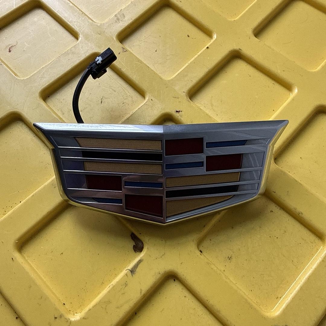 84318450 | OEM 2018 2019 XTS Cadillac Rear Closure Release Emblem Badge 84421553