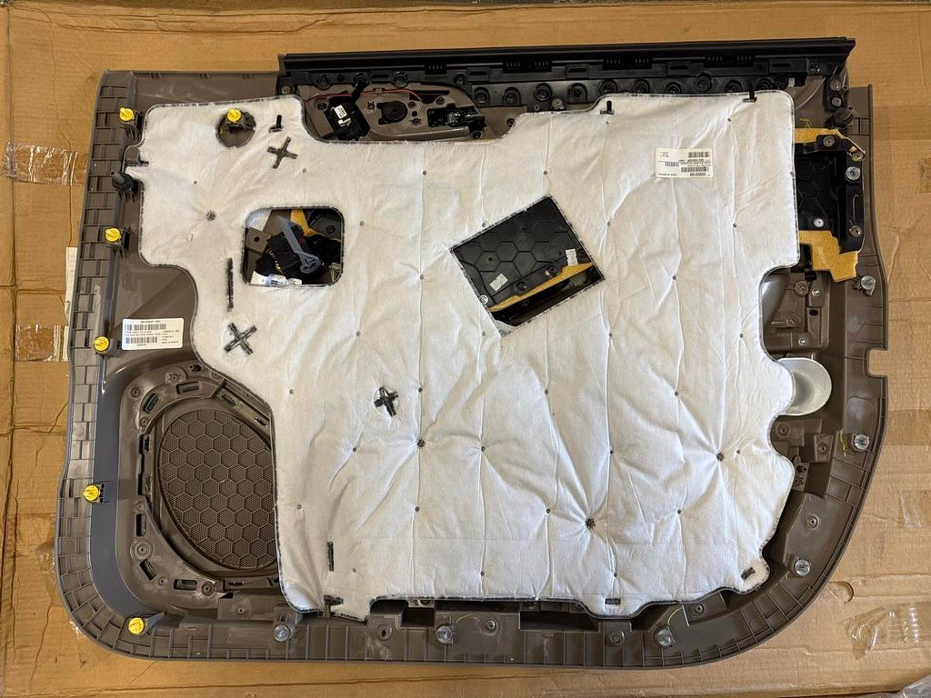22953134 | 2015-2020 chevy tahoe / suburban Left driver side inner door panel w/ buttons