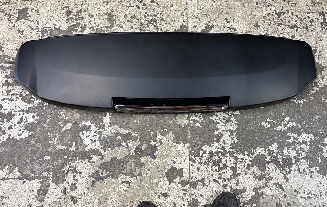 15-20 CADILLAC ESCALADE REAR LIFT GATE SPOILER 3rd BREAKLIGHT BLACK OEM Gm