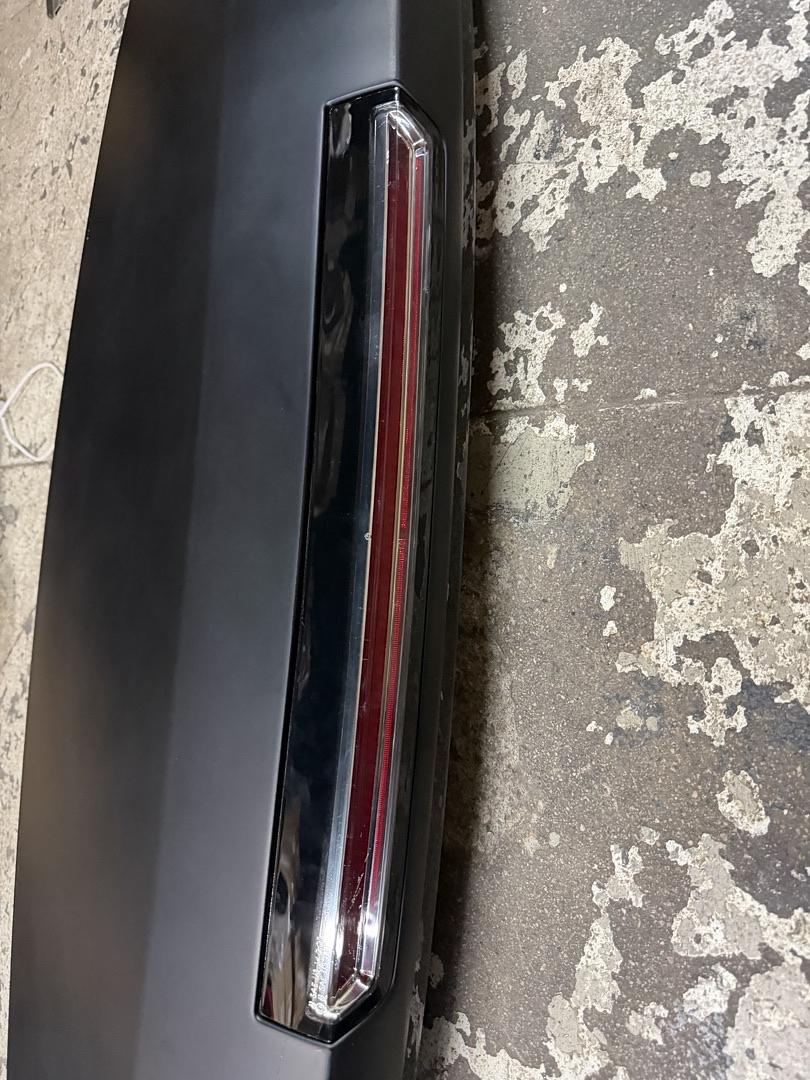 84003055 | 15-20 CADILLAC ESCALADE REAR LIFT GATE SPOILER 3rd BREAKLIGHT BLACK OEM Gm