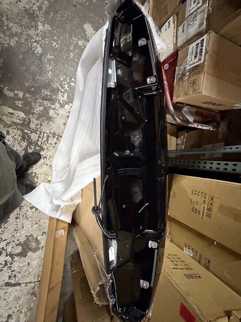 84003055 | 15-20 CADILLAC ESCALADE REAR LIFT GATE SPOILER 3rd BREAKLIGHT BLACK OEM Gm