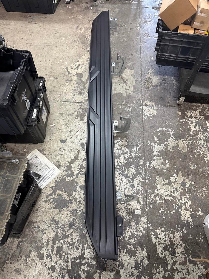 84809516 | 21-25 Chevy Suburban / Cadillac escalade Black OEM running boards right passenger side only