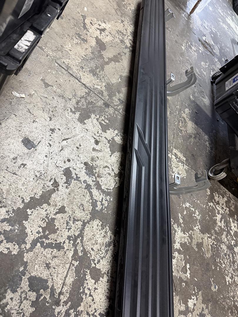 84809516 | 21-25 Chevy Suburban / Cadillac escalade Black OEM running boards right passenger side only