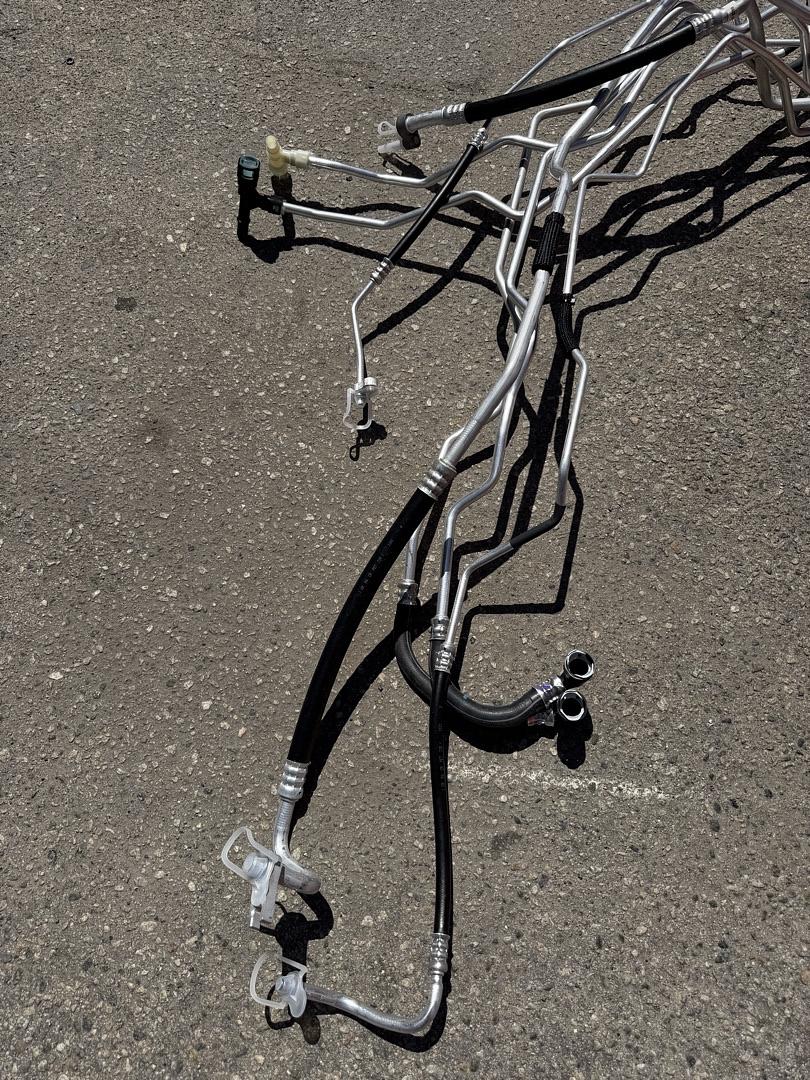 84524267 | 15-20 Cadillac Escalade / Chevy / Gmc Auxiliary Air Conditioning Evaporator Hose Kit with screen Clips and seals