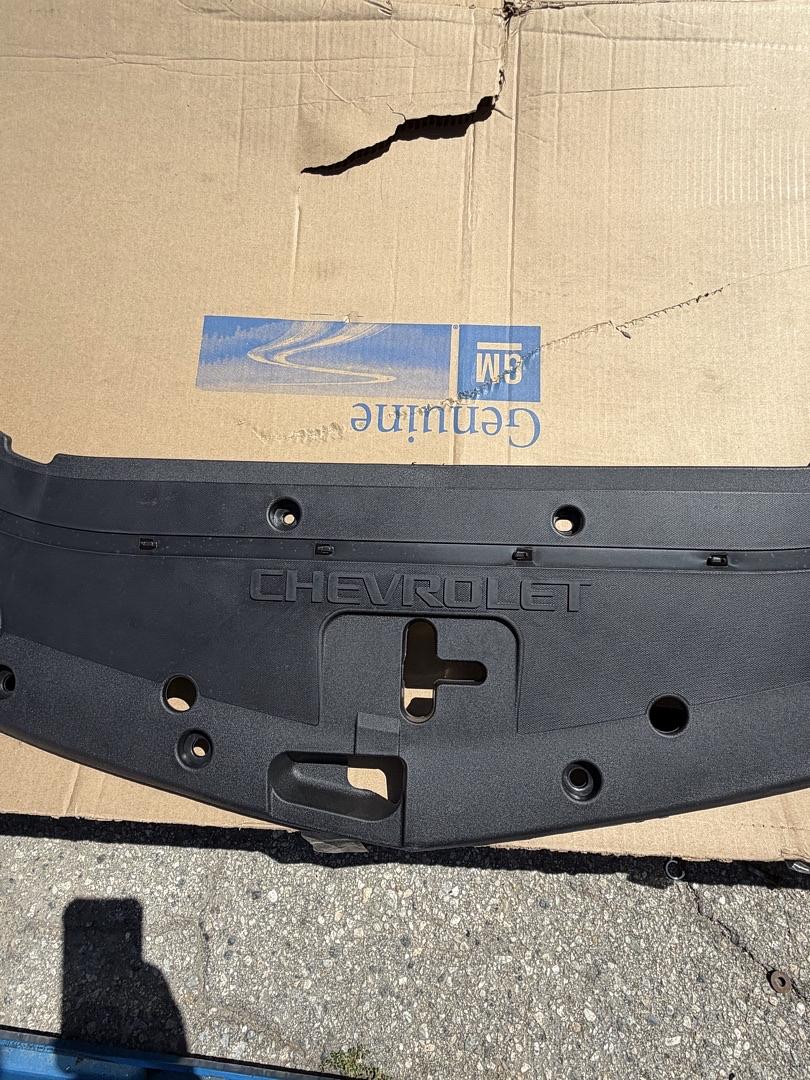 20825563 | 09-12 Chevy Traverse Front compartment front sight shield Assembly