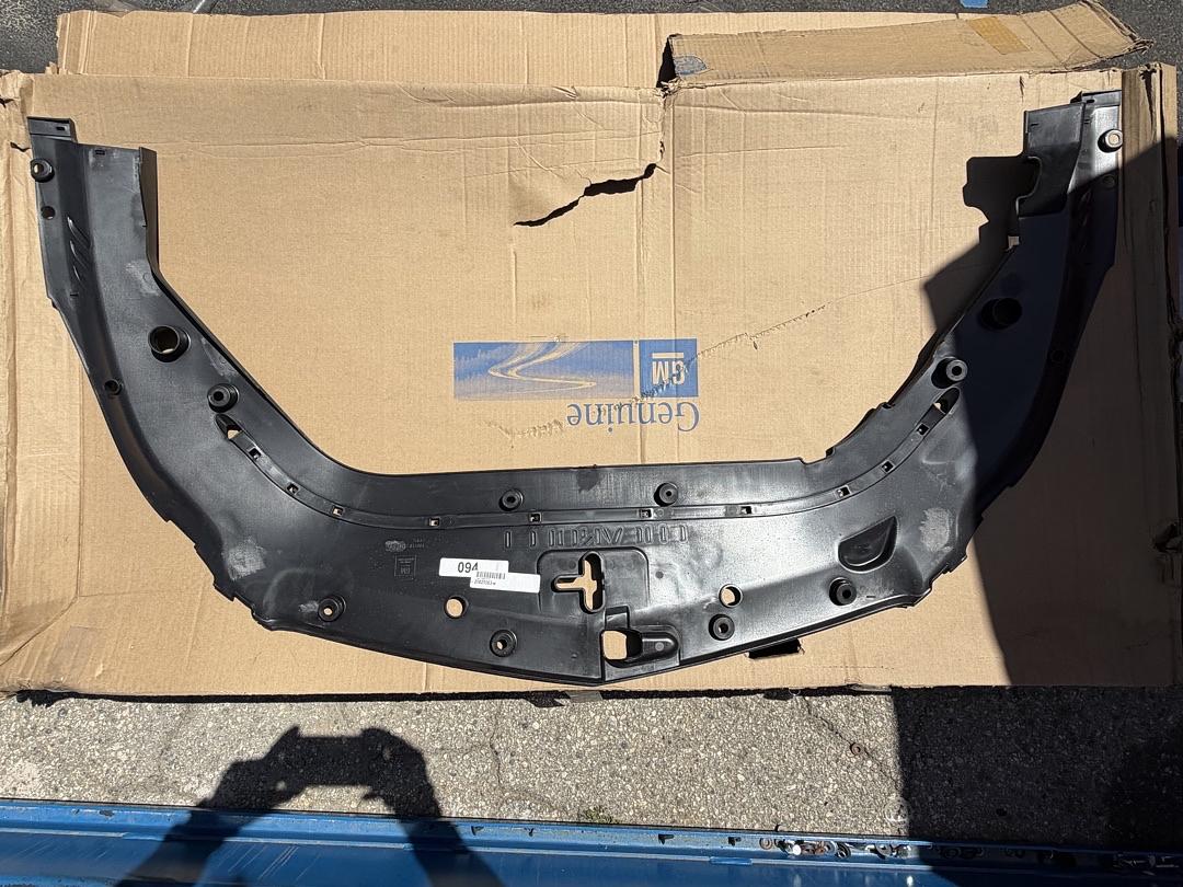 20825563 | 09-12 Chevy Traverse Front compartment front sight shield Assembly