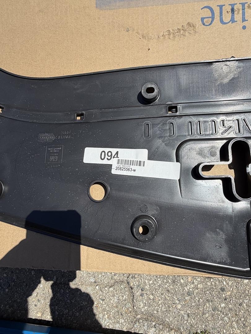 20825563 | 09-12 Chevy Traverse Front compartment front sight shield Assembly