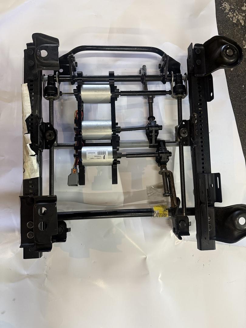 22804418 | OEM Driver Seat Adjuster (seat track) designed for 2007–2014 GM trucks and SUVs, including Chevy Tahoe/Silverado, GMC Sierra/Yukon, and Cadillac Escalade.