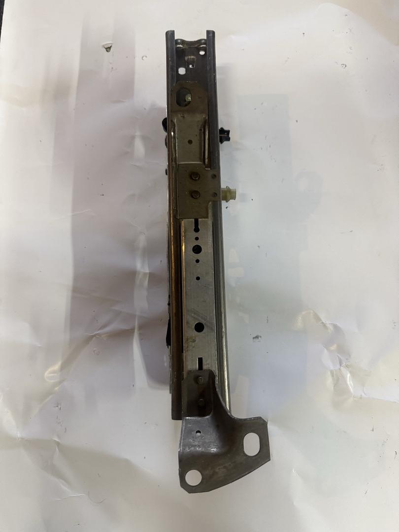16620188 | GM OEM seat track assembly (Right/Passenger side) for early 1990s vehicles, including Buick LeSabre/Park Avenue, Cadillac Fleetwood, and Pontiac Bonneville.