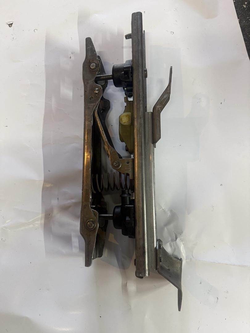 16620188 | GM OEM seat track assembly (Right/Passenger side) for early 1990s vehicles, including Buick LeSabre/Park Avenue, Cadillac Fleetwood, and Pontiac Bonneville.
