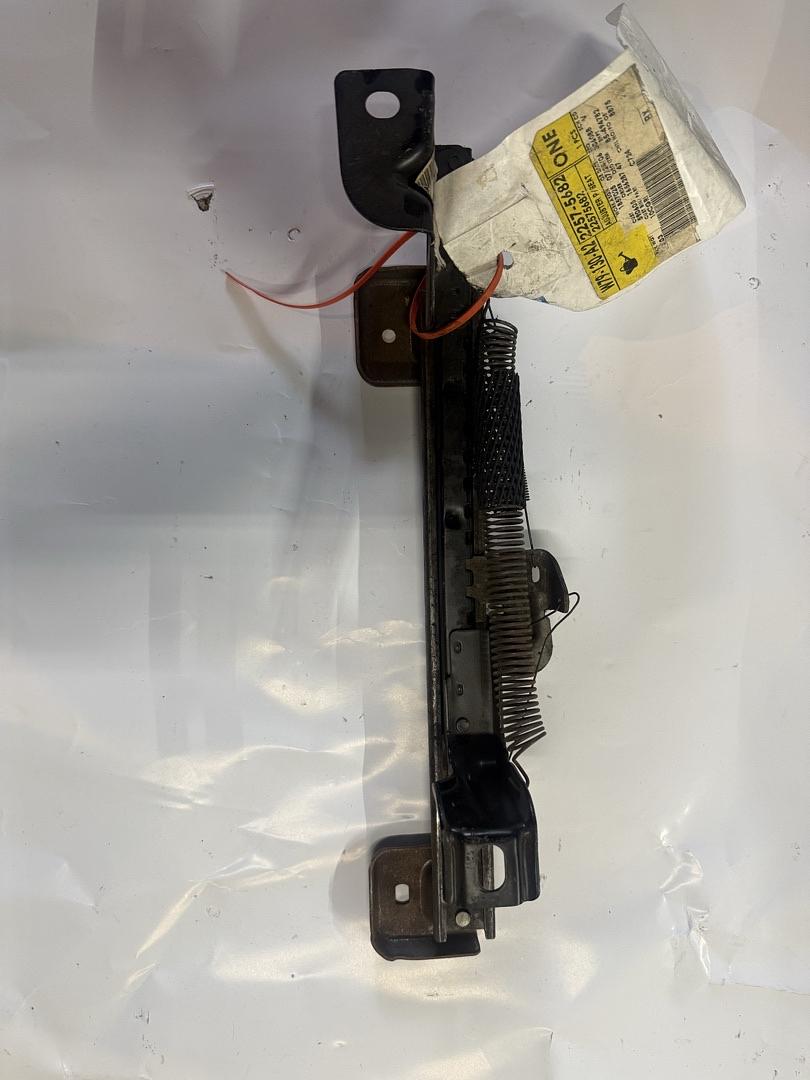 genuine GM passenger inner seat track adjuster (with E-Z entry) for 1995–2005 GM vehicles, including the Chevrolet Camar