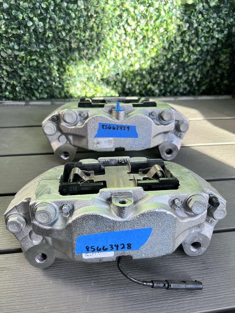 85663428 | + 85663429 2019-on gm silverado sierra yukon yukon xl suburban front calipers fits 00-on chevys and gmc also