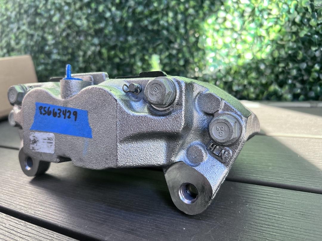 85663428 | + 85663429 2019-on gm silverado sierra yukon yukon xl suburban front calipers fits 00-on chevys and gmc also