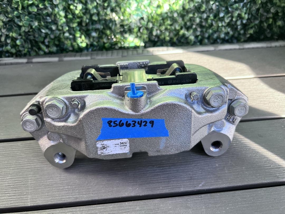 85663428 | + 85663429 2019-on gm silverado sierra yukon yukon xl suburban front calipers fits 00-on chevys and gmc also