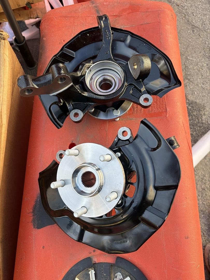 04-10 Toyota Sienna Front Left and Right Side Loaded Knuckle Assemblies