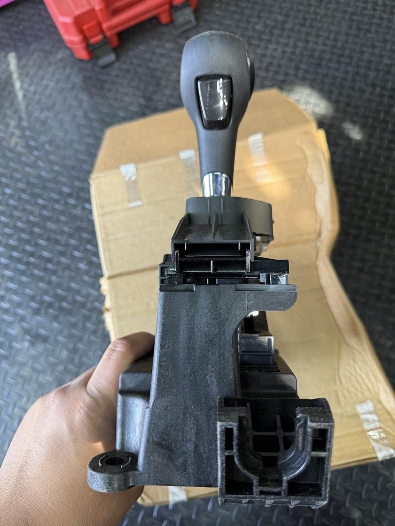 23460277 | 2010-2015 CHEVROLET EQUINOX A/T SHIFTER GEAR LEVER SELECTOR OEM