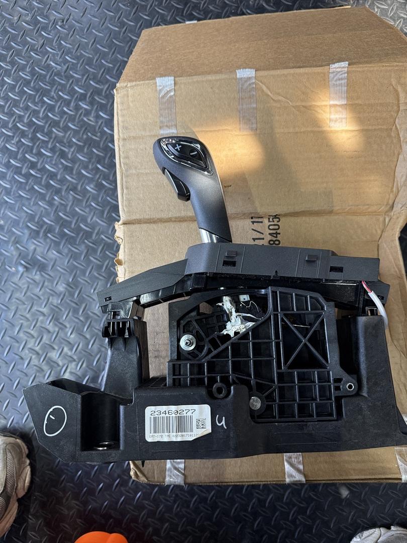 23460277 | 2010-2015 CHEVROLET EQUINOX A/T SHIFTER GEAR LEVER SELECTOR OEM