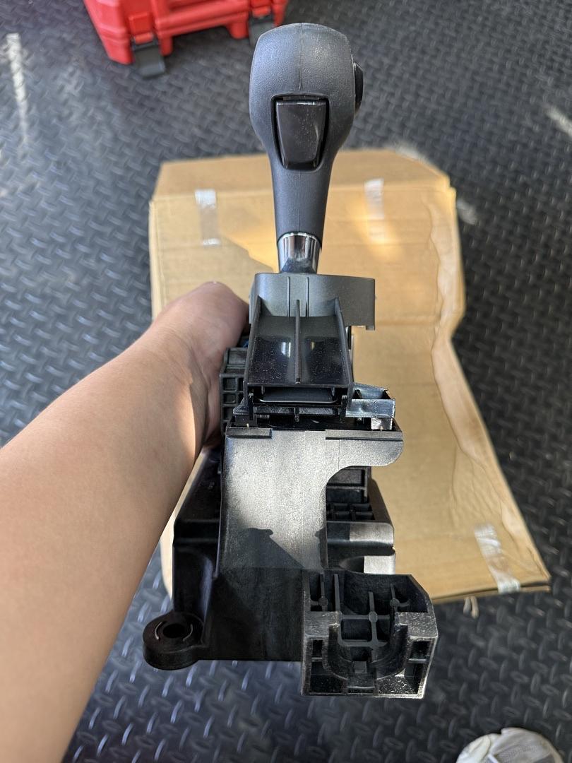 23460277 | 2010-2015 CHEVROLET EQUINOX A/T SHIFTER GEAR LEVER SELECTOR OEM