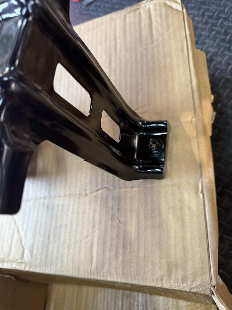 22765899 | Battery Tray / holder 2010-2015 Chevy Camaro coupe 2-door