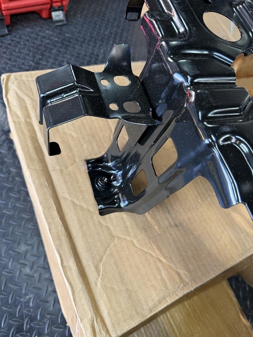 22765899 | Battery Tray / holder 2010-2015 Chevy Camaro coupe 2-door