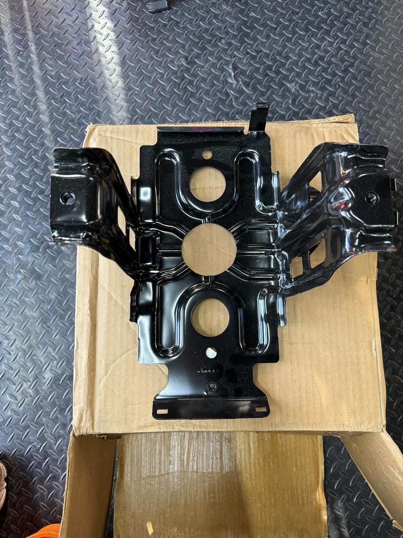 22765899 | Battery Tray / holder 2010-2015 Chevy Camaro coupe 2-door