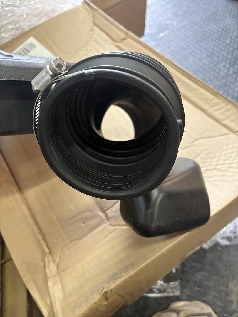 84263017 | 2017-2024 Cadillac XT5 3.6L Air Cleaner Duct Engine Cover