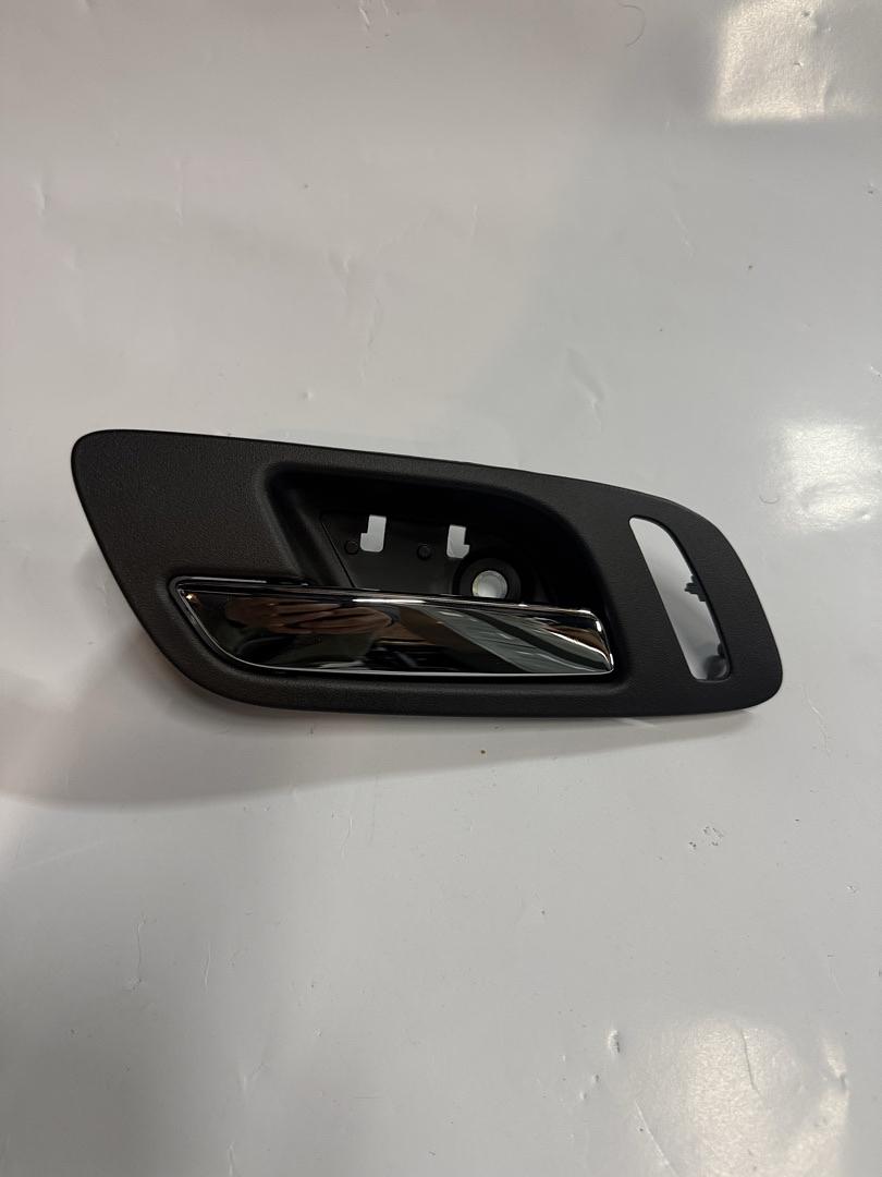 22861090 | 07-13 Escalade cadillac silverado sierra Interior Inside Door Handle, Black Housing Chrome Lever - Front Left Driver Side