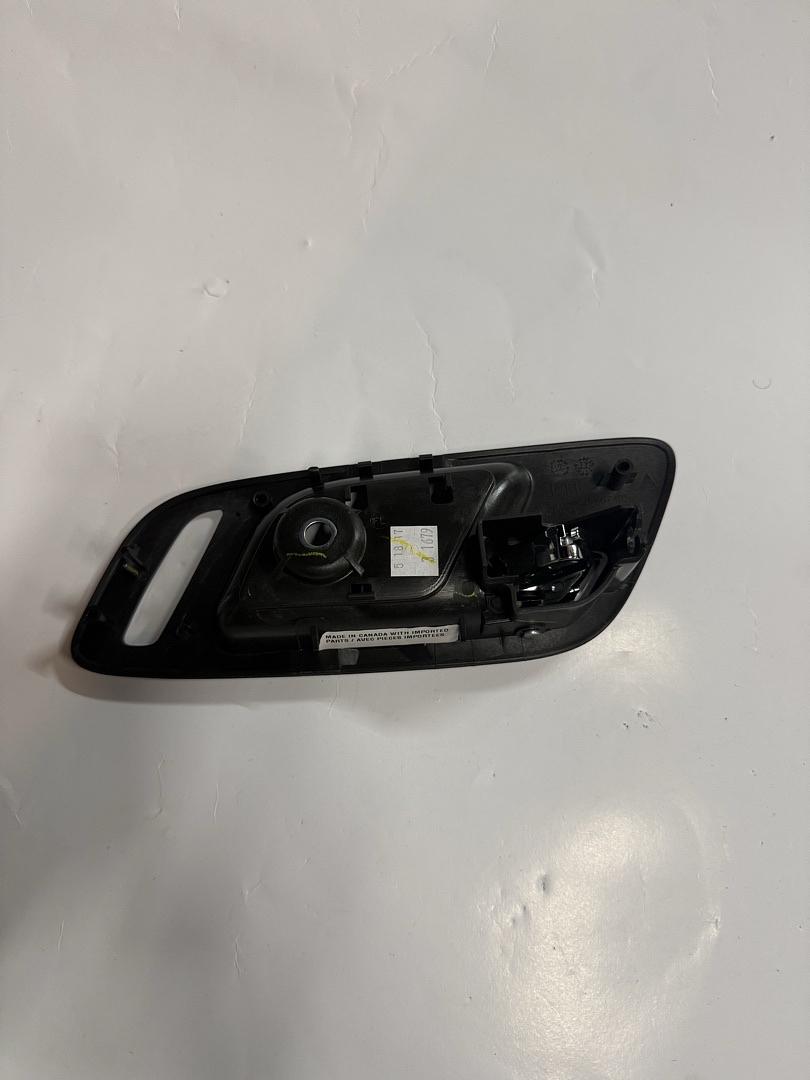 22861090 | 07-13 Escalade cadillac silverado sierra Interior Inside Door Handle, Black Housing Chrome Lever - Front Left Driver Side