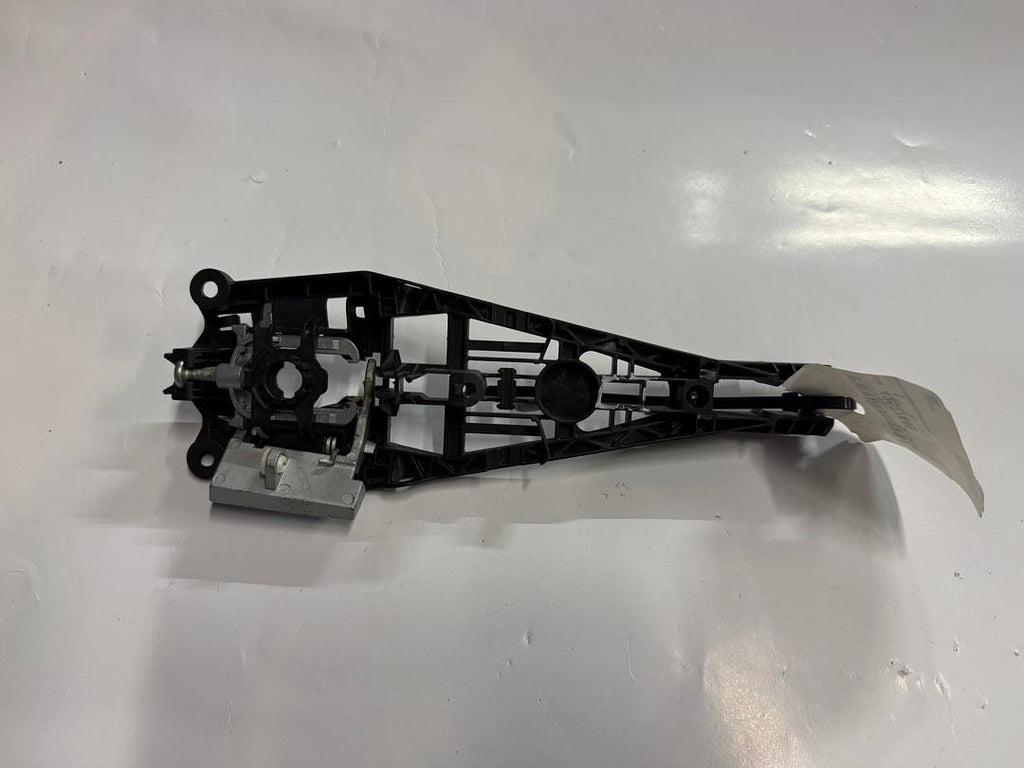 SRX Malibu Cruze Verano Lacrosse Volt Regal encore trax verano Buick Regal front Right Door Handle Base Bracket OEM Blac