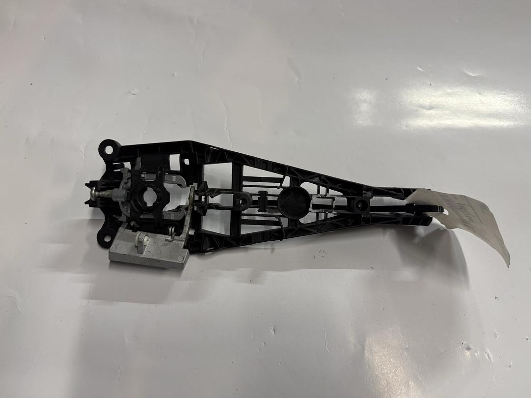 SRX Malibu Cruze Verano Lacrosse Volt Regal encore trax verano Buick Regal front Right Door Handle Base Bracket OEM Blac