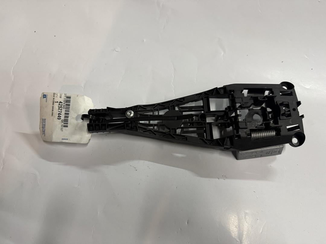 42527449 | SRX Malibu Cruze Verano Lacrosse Volt Regal encore trax verano Buick Regal front Right Door Handle Base Bracket OEM Black